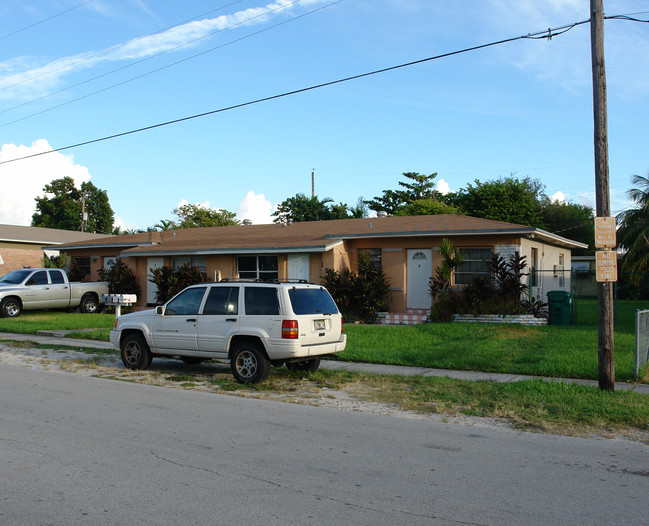 1221 NE 109th St in Miami, FL - Building Photo - Building Photo