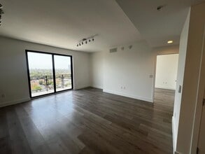 2102 SW 31st Ave, Unit B1 in Miami, FL - Building Photo - Building Photo
