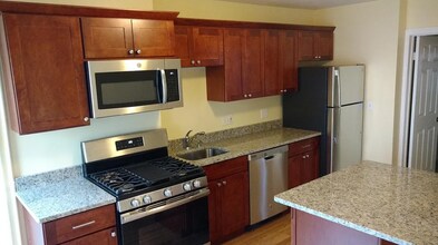 188 Chelsea St, Unit 1 in Boston, MA - Building Photo - Building Photo