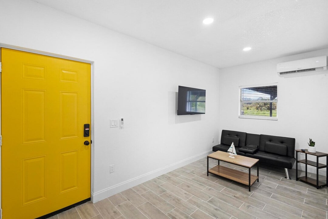 1882 Lake St in Oviedo, FL - Building Photo