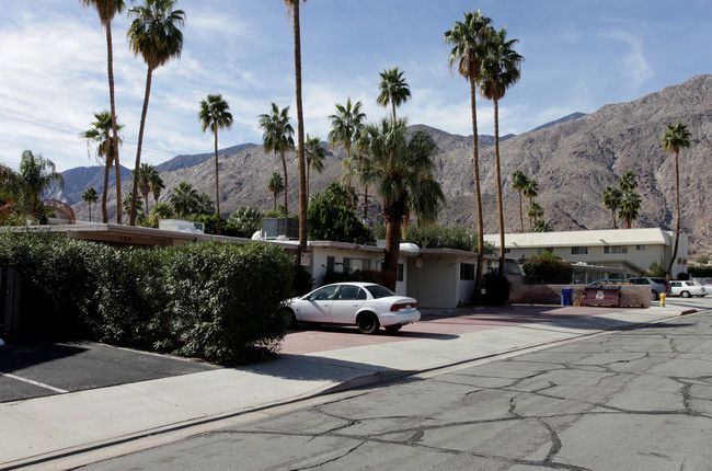 735 S Riverside Dr in Palm Springs, CA - Foto de edificio - Building Photo