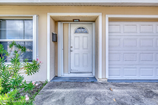 821 S Orlando Ave in Cocoa Beach, FL - Foto de edificio - Building Photo