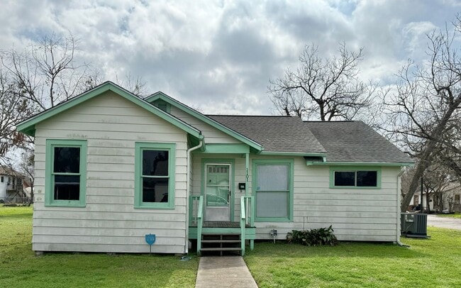 property at 1101 E Brazos St