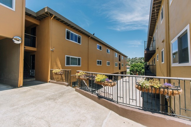 Village Drive Apartments in Belmont, CA - Foto de edificio - Building Photo