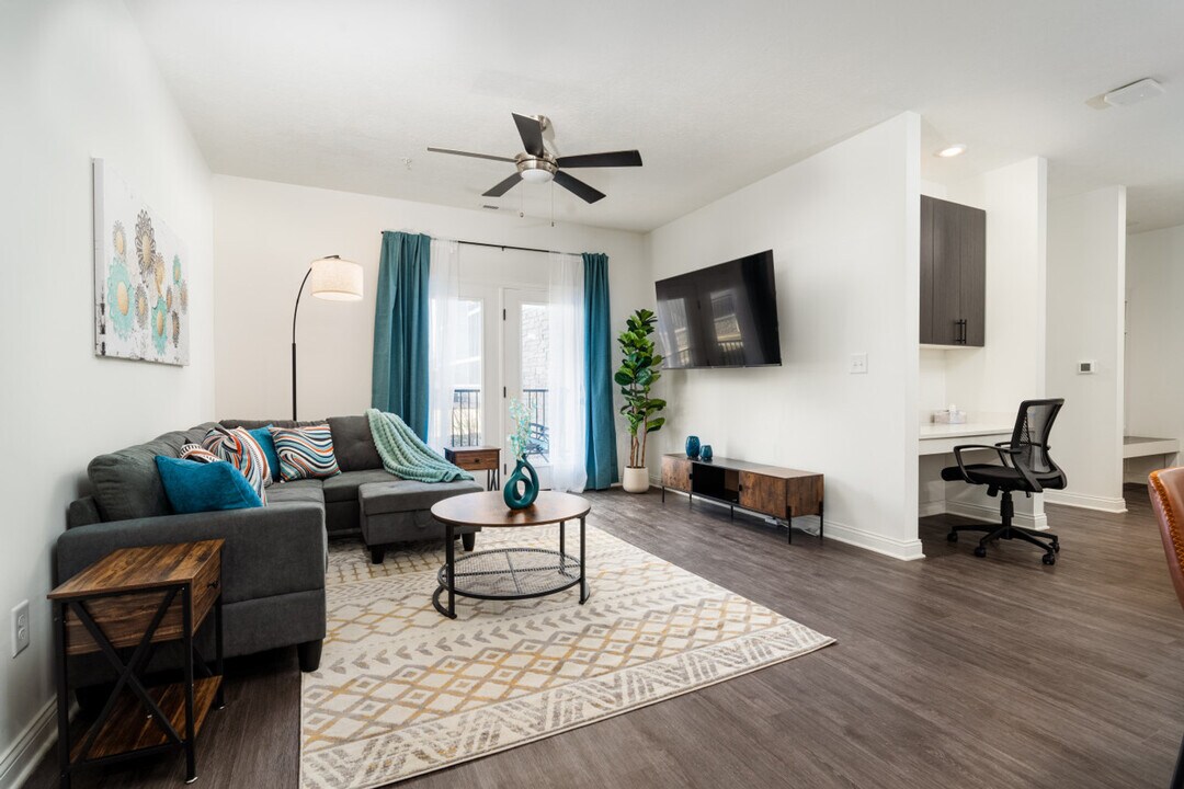 5861 Royal Ln in Whitestown, IN - Foto de edificio