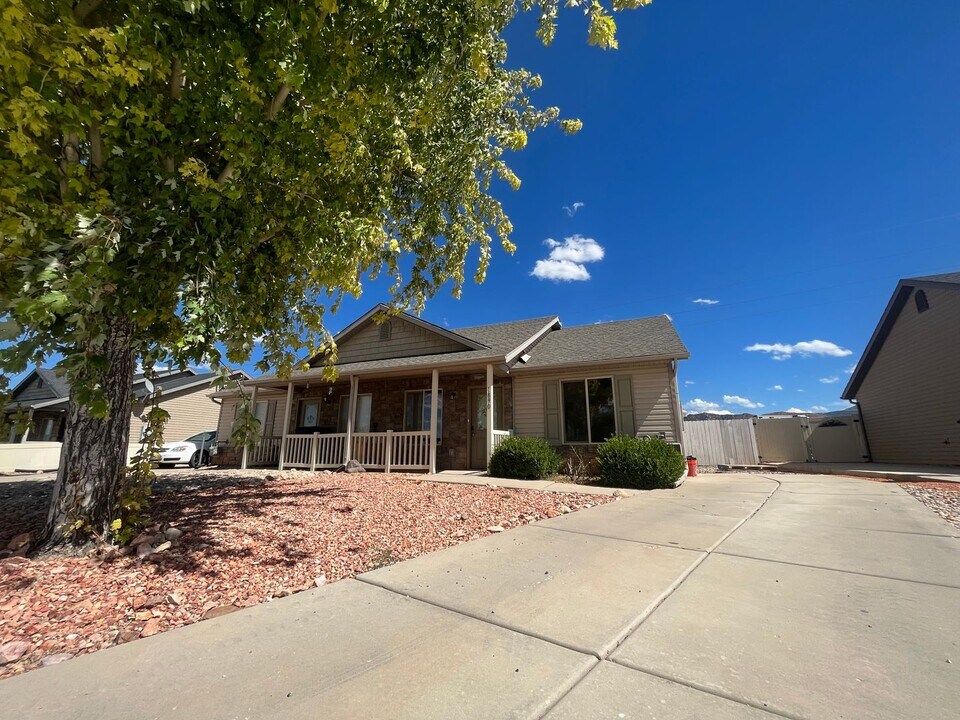 1890 N 1600 N Acc Rd in Cedar City, UT - Building Photo