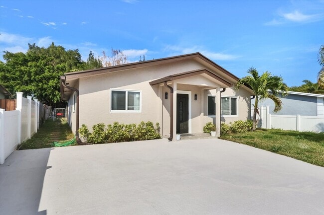 255 Glouchester St in Boca Raton, FL - Building Photo - Building Photo