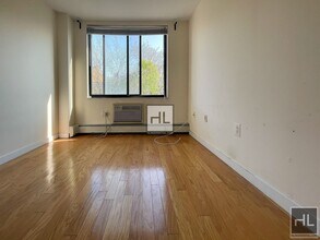 E. Williamsburg Affordable Full-Amenity Bl in Brooklyn, NY - Building Photo - Building Photo