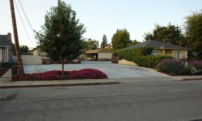 1977 Plymouth St in Mountain View, CA - Building Photo - Building Photo