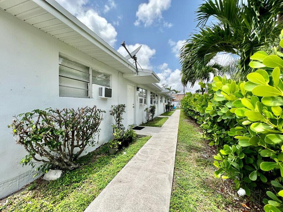 830 NW 7th St in Hallandale Beach, FL - Building Photo