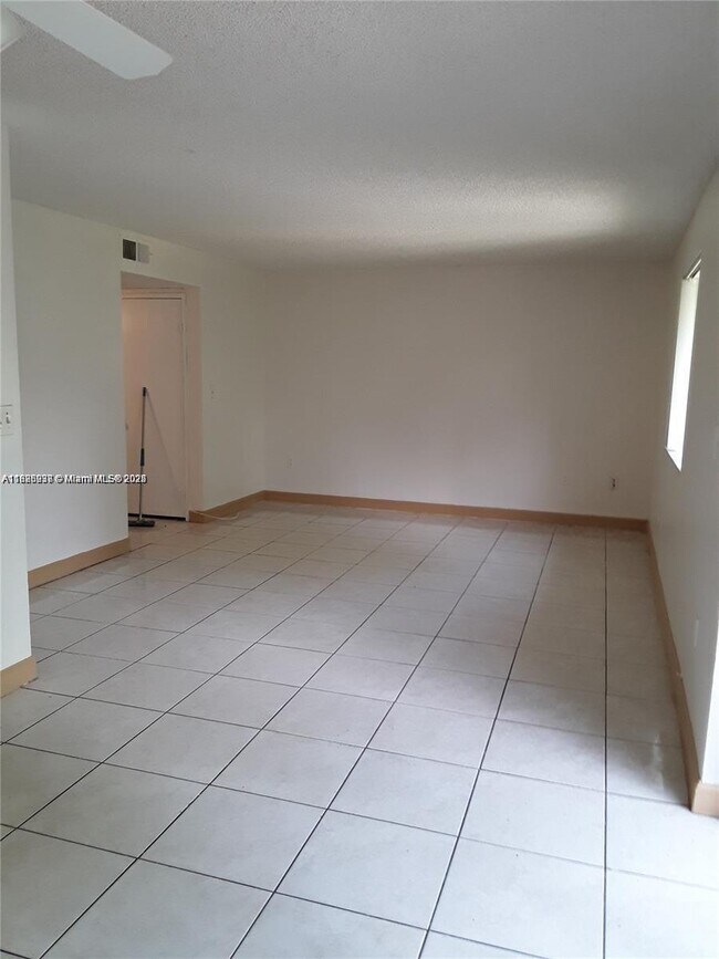 8446 Coral Lake Way in Coral Springs, FL - Building Photo - Building Photo