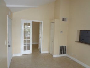 8775 NW 39th St in Sunrise, FL - Building Photo - Building Photo