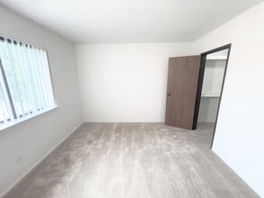 Sandhurst Apartments in Roseville, MI - Foto de edificio - Building Photo