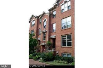 552 N West St in Alexandria, VA - Foto de edificio - Building Photo