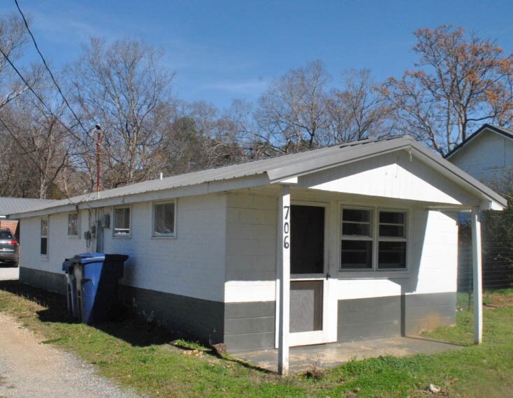 706 2nd St NE in Jacksonville, AL - Building Photo