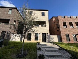 210 Veracruz Dr in Laredo, TX - Building Photo