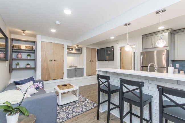 8017R Winston Rd in Philadelphia, PA - Building Photo - Building Photo