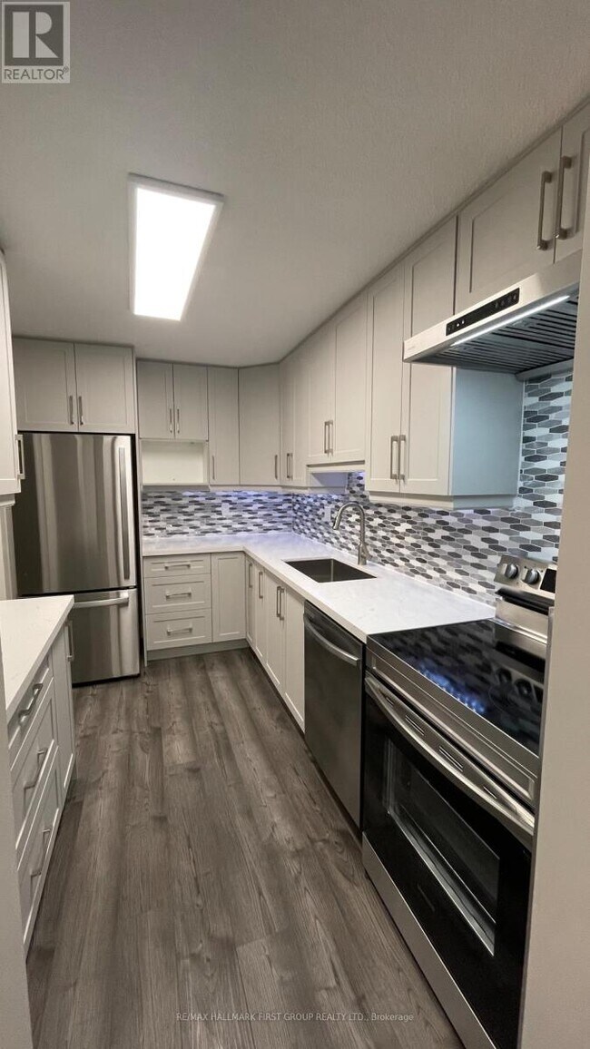 541 Blackthorn Ave in Toronto, ON - Building Photo - Building Photo