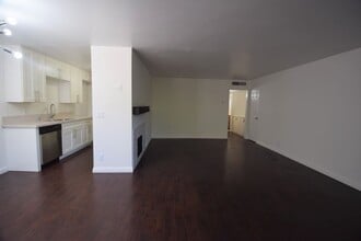 15128 Burbank Blvd, Unit 44-110 in Los Angeles, CA - Foto de edificio - Building Photo