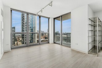 200 W Grand Ave in Chicago, IL - Building Photo - Building Photo