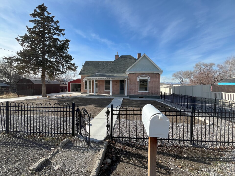 555 N 300 E in Pleasant Grove, UT - Building Photo