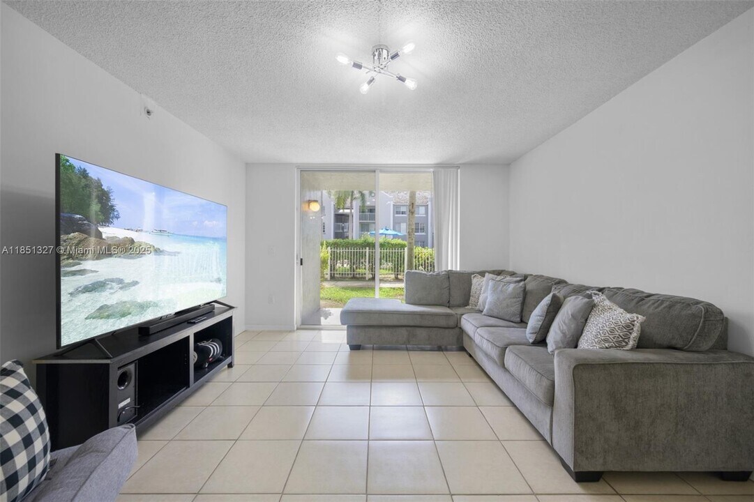 655 SW 111th Way in Pembroke Pines, FL - Building Photo