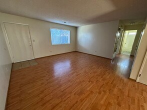 504 W 10th St in Antioch, CA - Foto de edificio - Building Photo