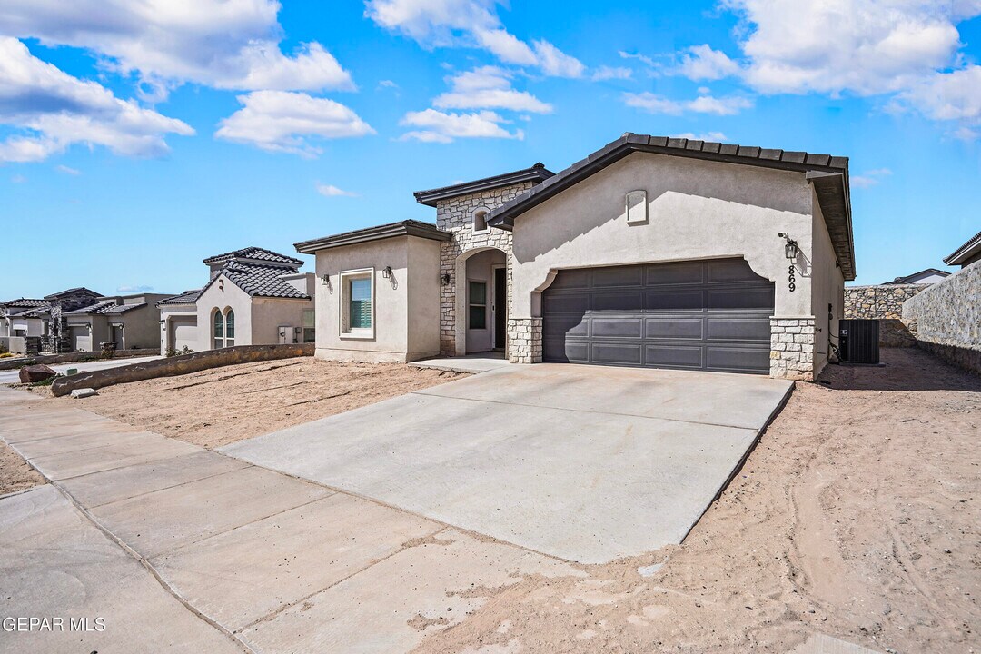 869 Eastwell Dr in Horizon City, TX - Building Photo
