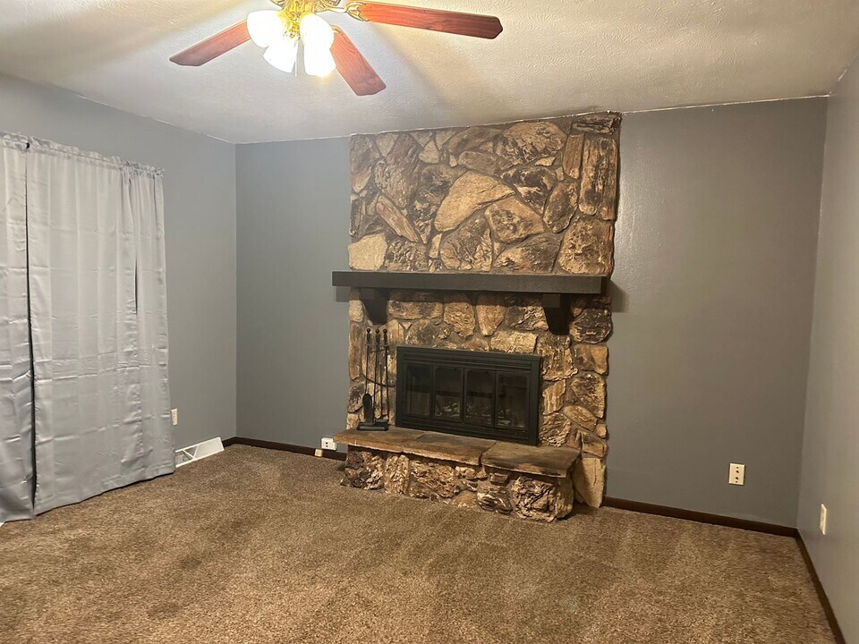 10 Bonneville Dr in Springfield, IL - Building Photo