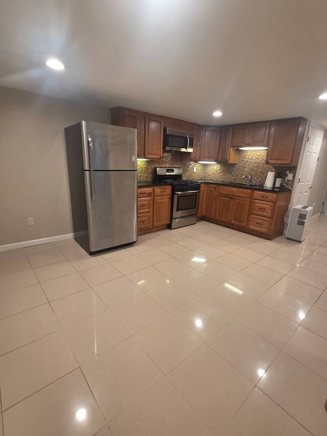 1 Melrick Ct in Westbury, NY - Building Photo - Building Photo
