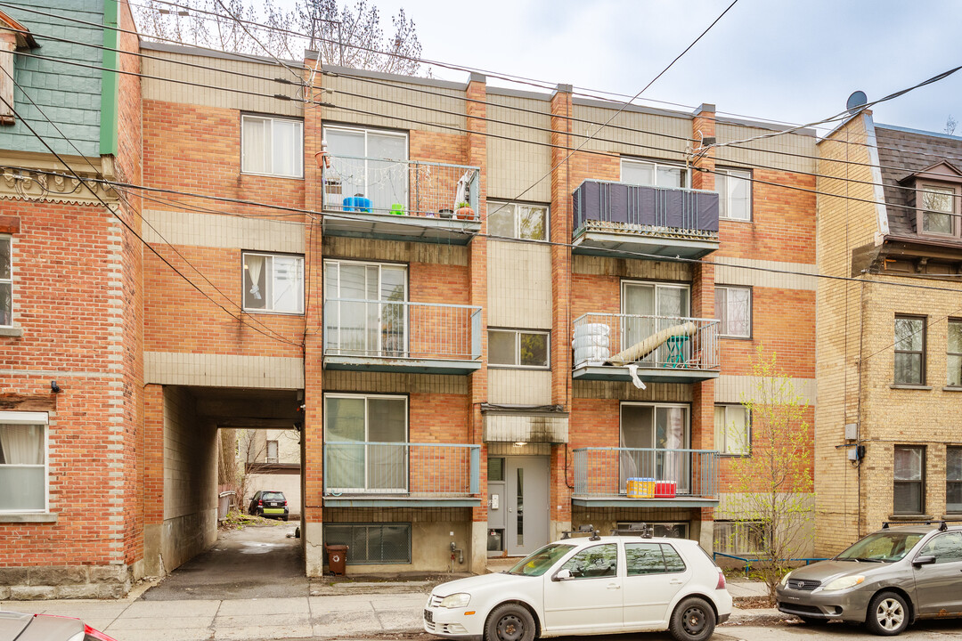 2460 De Châteauguay St in Montréal, QC - Building Photo