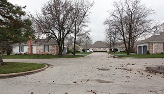Pinebrooke Condominiums in Overland Park, KS - Building Photo