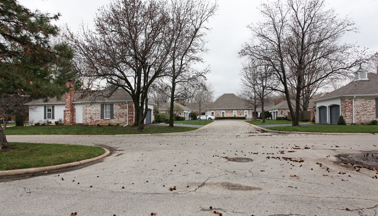Pinebrooke Condominiums in Overland Park, KS - Foto de edificio