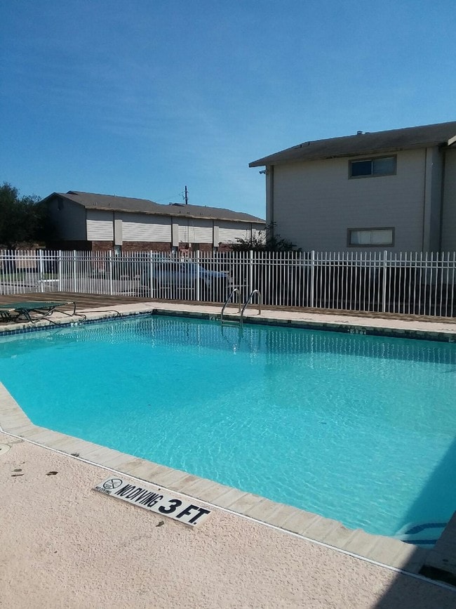 1011 Ennis Joslin Rd, Unit 209 in Corpus Christi, TX - Building Photo - Building Photo