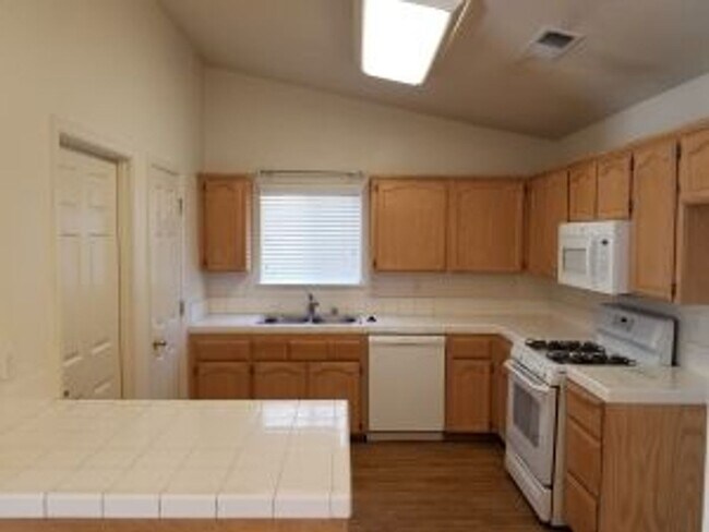 1131 Morgan Dr in Kingsburg, CA - Building Photo - Building Photo