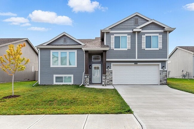 5911 N 181st St in Elkhorn, NE - Building Photo - Building Photo