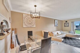 7101 Golf Colony Ct in Greenacres, FL - Building Photo - Building Photo