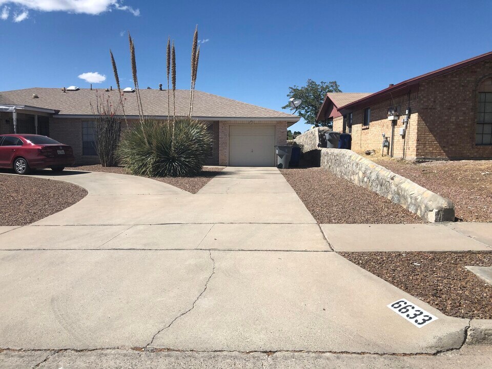 6633 Amposta Dr in El Paso, TX - Building Photo