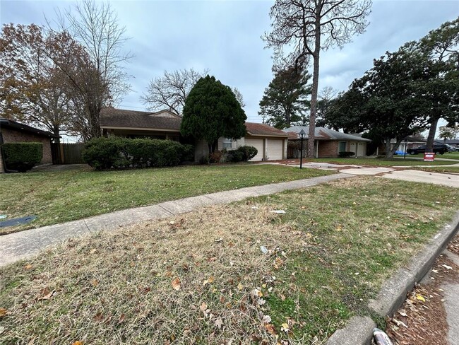 10655 Northbrook Dr in Houston, TX - Building Photo - Building Photo