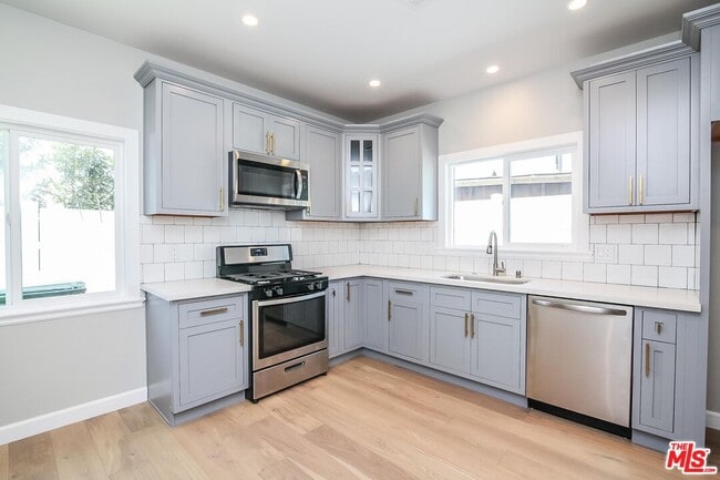 1239 S Highland Ave in Los Angeles, CA - Building Photo - Building Photo