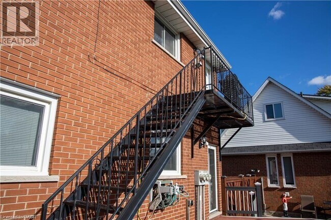 166 CEDARDALE Ave in Stoney Creek, ON - Building Photo - Building Photo