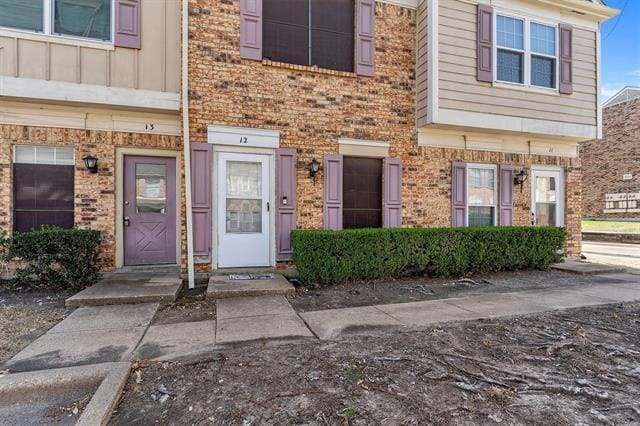 property at 633 Carriagehouse Ln