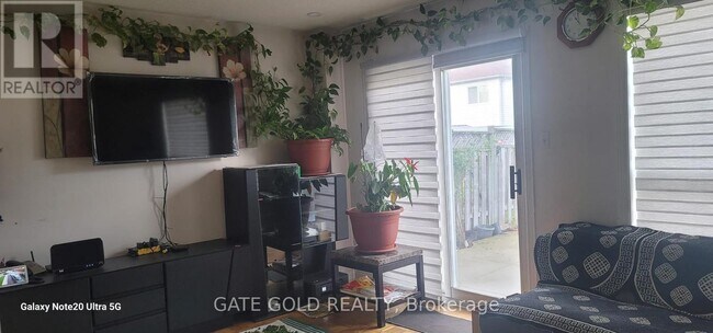 22 Oatfield Rd in Brampton, ON - Building Photo - Building Photo