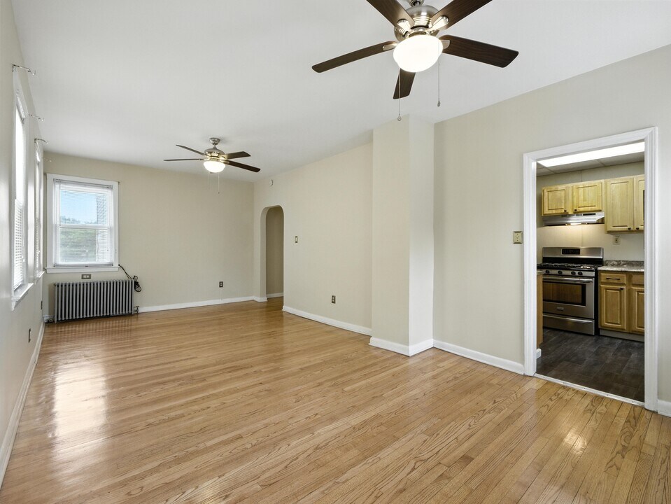32 Gardner Ave, Unit Floor 2 in Jersey City, NJ - Foto de edificio