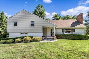 25 Tamarack Way in Pleasantville, NY - Building Photo