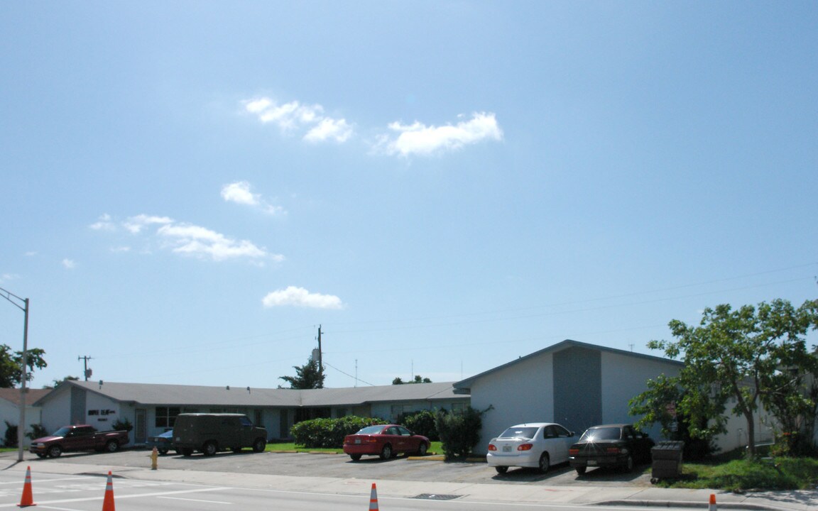 Maple Leaf Apartments in Miramar, FL - Building Photo