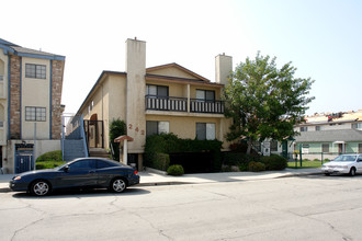 242 E Elmwood Ave in Burbank, CA - Building Photo - Building Photo