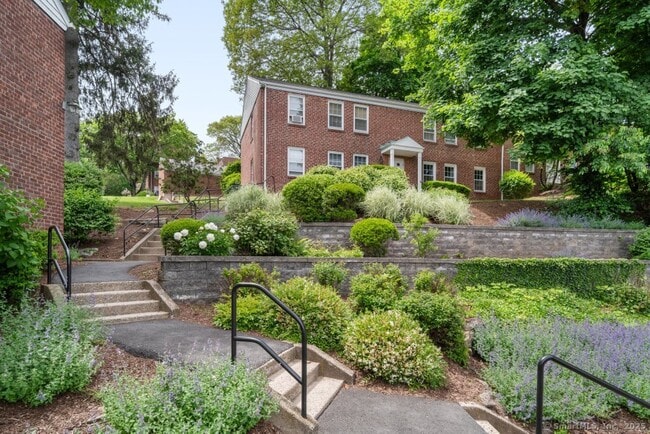 10 Clarmore Dr in Norwalk, CT - Building Photo - Building Photo