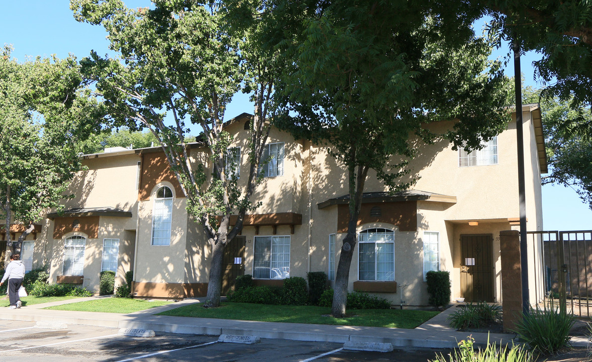 Santa Fe Townhomes in Stockton, CA - Foto de edificio