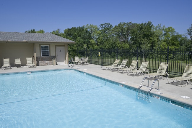 Woodland Townhomes in Shawnee, KS - Foto de edificio - Building Photo
